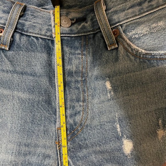 SOLD - Levi's Mid-Thigh Jean Shorts Size 24 - Picture 6 of 7